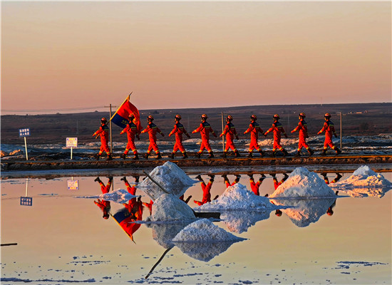 《夕陽下的火焰藍(lán)》